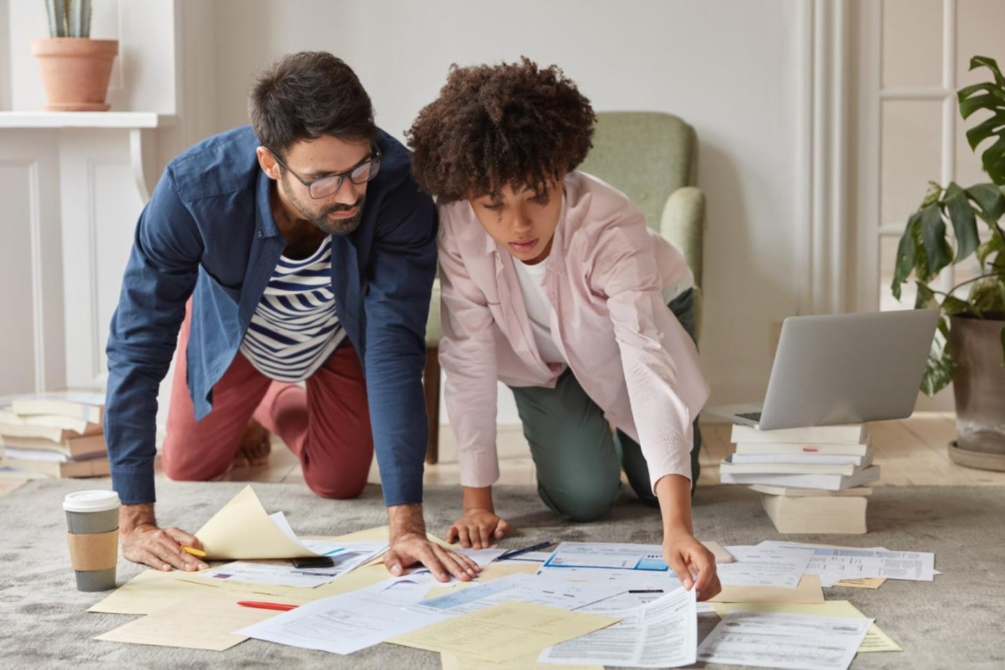 Cliente satisfecho revisando documentos financieros con confianza