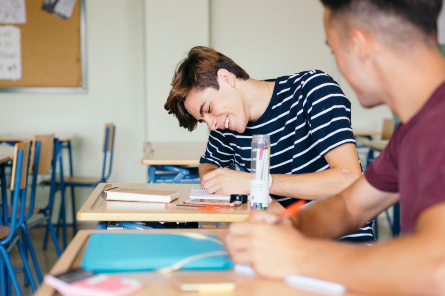Ambiente profesional de trabajo con materiales educativos sobre finanzas
