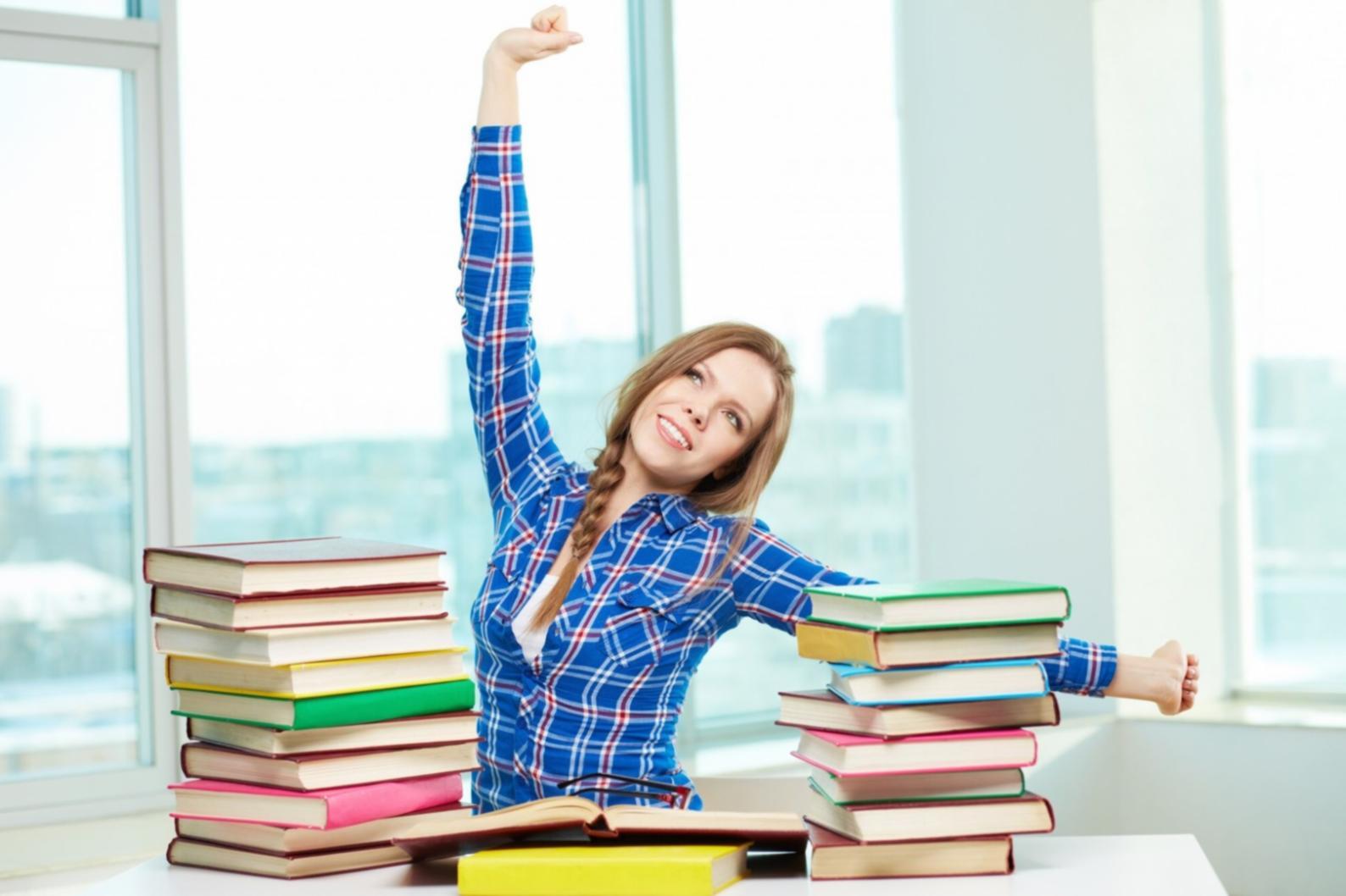 Sala de conferencias preparada para webinar sobre planificación financiera