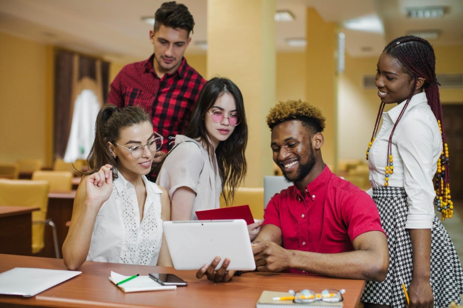 Ambiente de aprendizaje colaborativo en sesión de educación financiera
