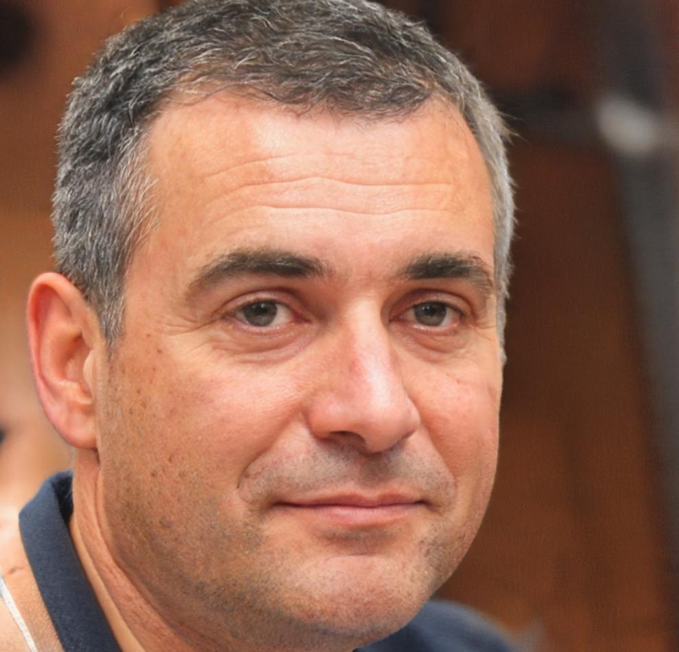 Retrato de Gael Montes, asesor en estrategias de ahorro